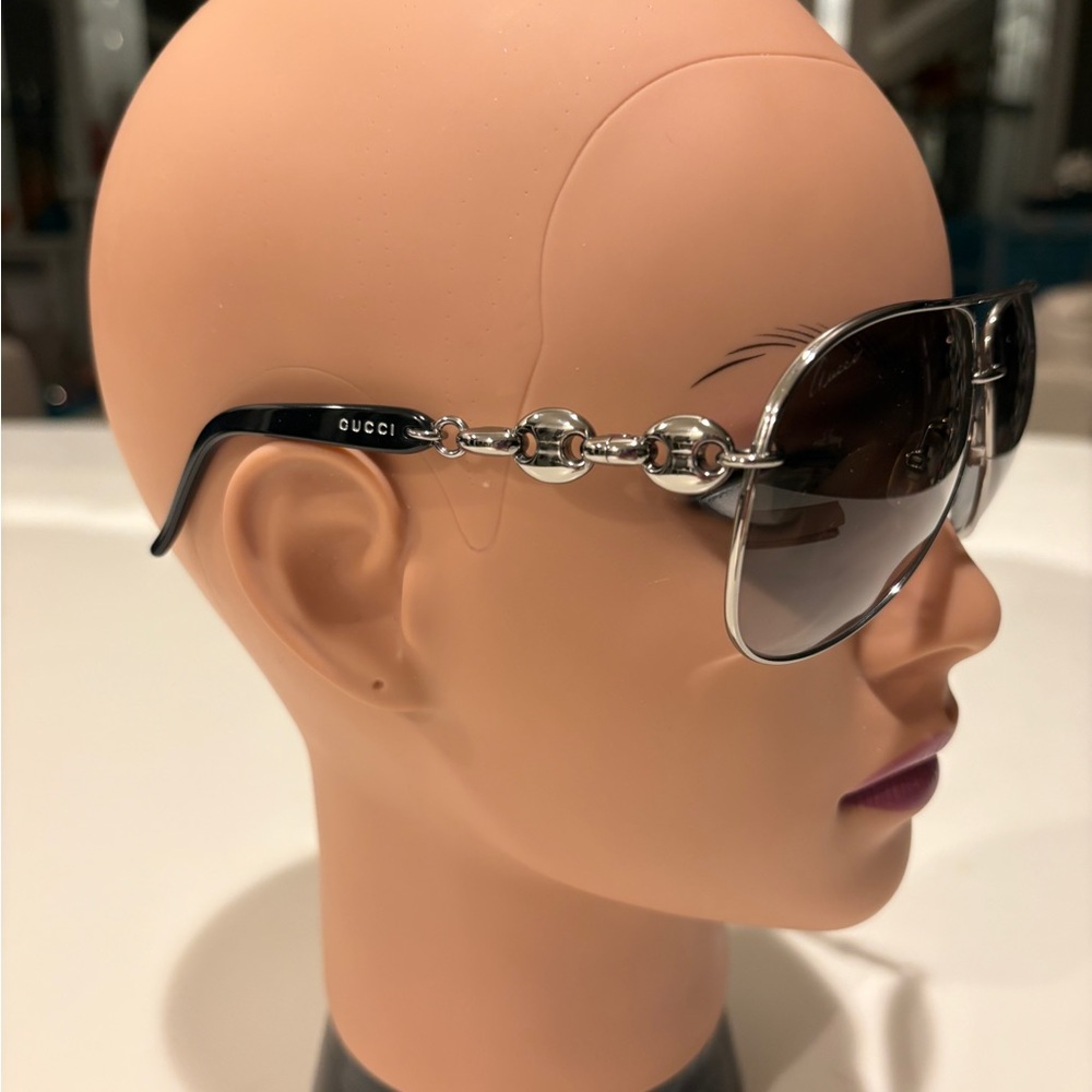 Gucci Sunglasses with silver Frame and Silver Marine chain